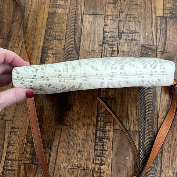 Michael Kors Fulton Large Crossbody Vanilla with gold hardware all over monogram - Picture 6 of 16